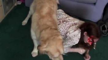 Skinny skank offers her pussy to a sexy doggo